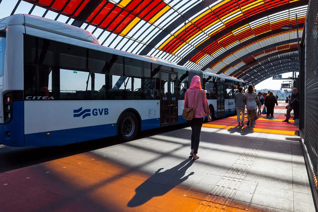 IJsei-427_Kap_busstation_Amsterdam_CS_427_N2_a4-hr.jpg